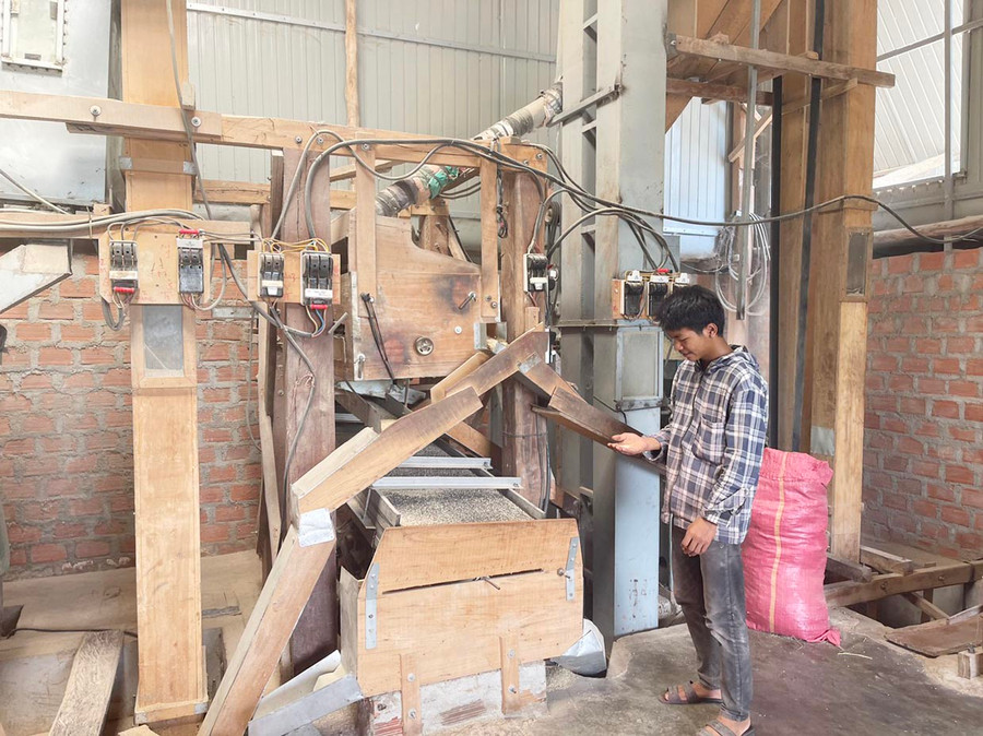 Anh Nay Truên (buôn Hiao, xã Chư Băh) mạnh dạn vay vốn mua máy móc thiết bị mở xưởng xay xát gạo để phát triển kinh tế gia đình. Ảnh: N.H