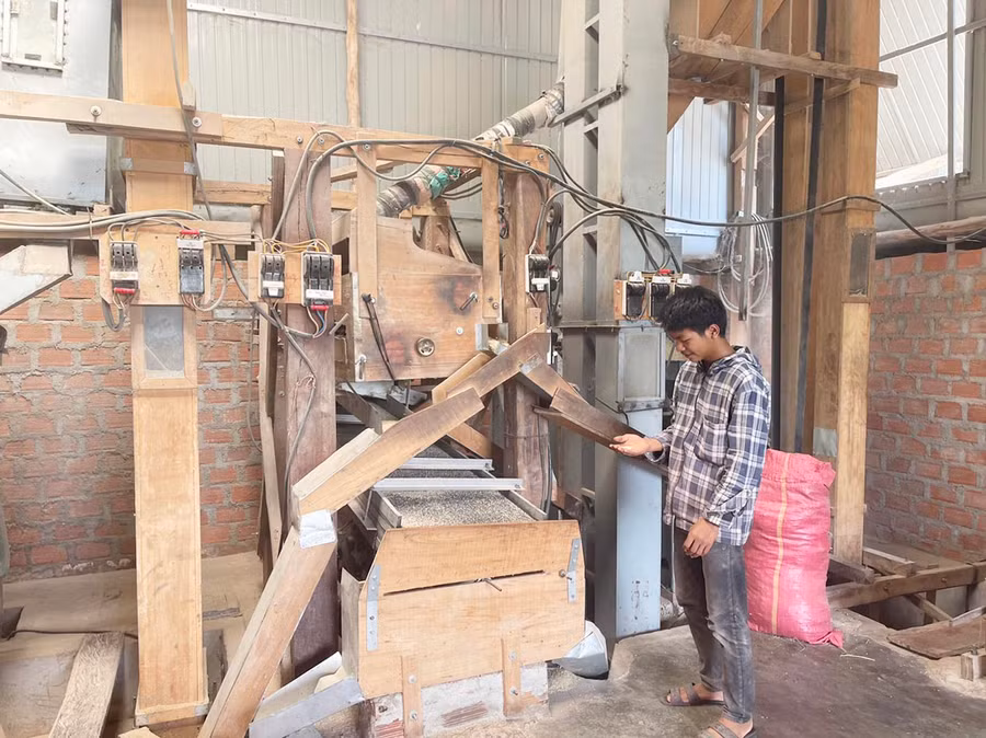 Anh Nay Truên (buôn Hiao, xã Chư Băh) mạnh dạn vay vốn mua máy móc thiết bị mở xưởng xay xát gạo để phát triển kinh tế gia đình. Ảnh: N.H