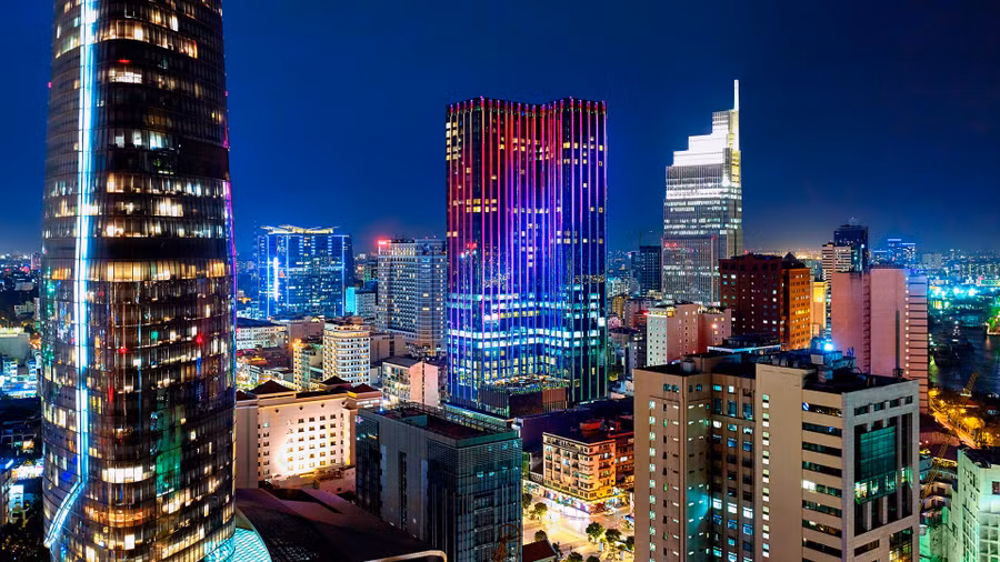 Tại TP.HCM, khách sạn được cho là 6 sao The Reverie Saigon, với mặt tiền hướng ra đường Đồng Khởi và Nguyễn Huệ, quận 1, có giá phòng Tổng thống vào danh sách đắt nhất Việt Nam. Trong ảnh, khách sạn lung linh vào ban đêm giữa trung tâm thành phố. Ảnh: KS