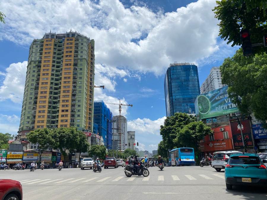 Nắng nóng ở Hà Nội. Ảnh: VĂN PHÚC