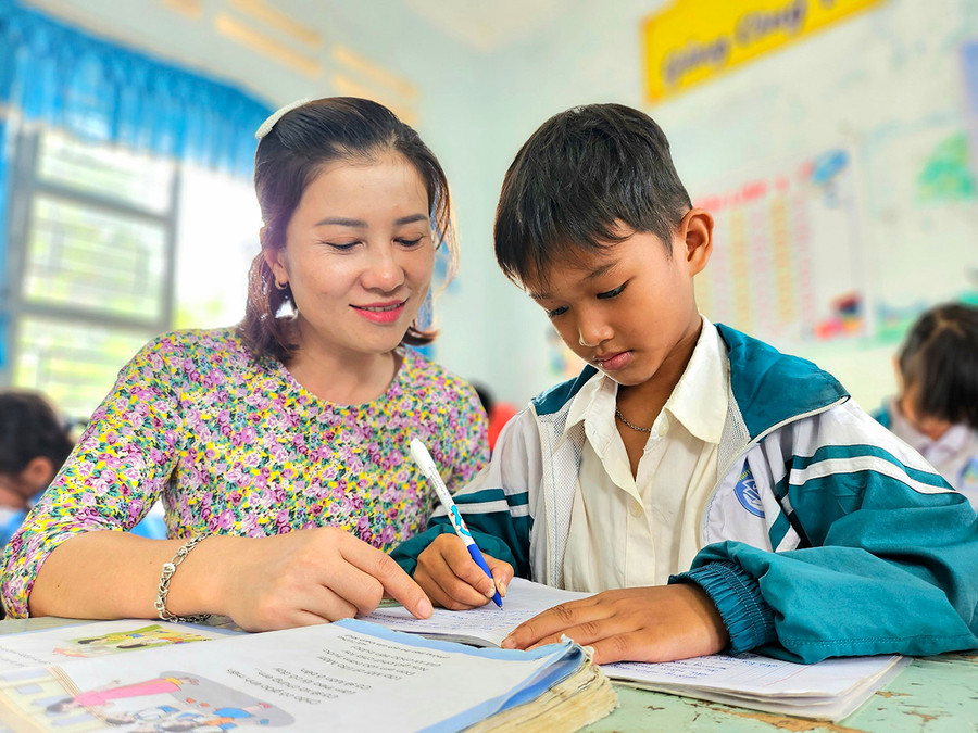 Cô Nguyễn Thị Minh luôn tận tâm đồng hành cùng học trò. Ảnh: M.T