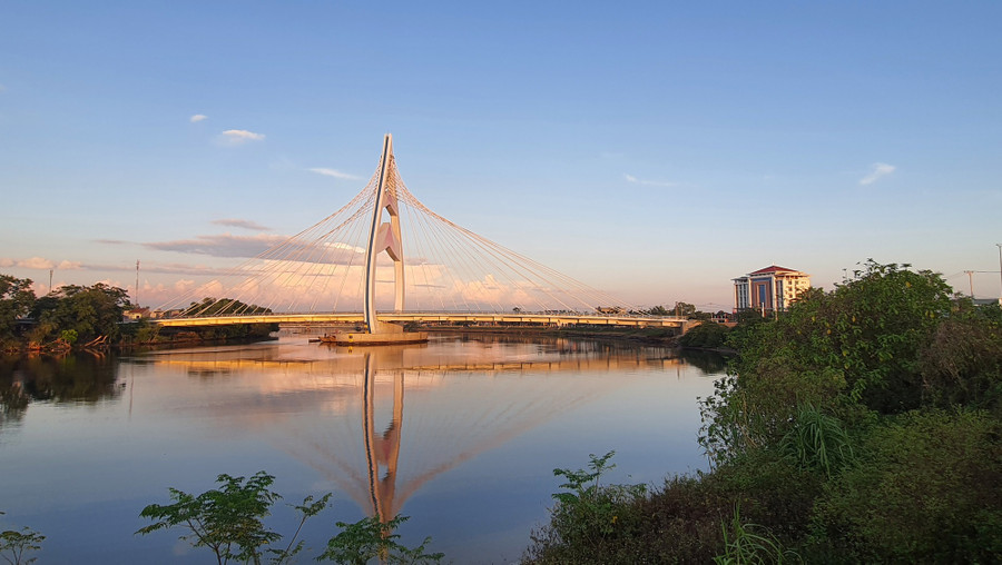 Cảnh chiều xuống bên cây cầu trên dòng sông Hiếu nên thơ. Ảnh: Bảo Khánh