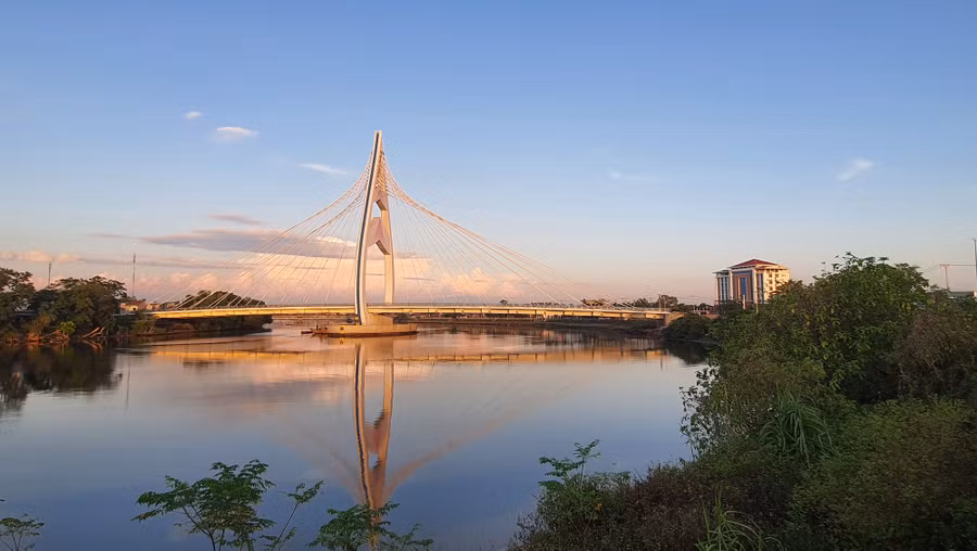 Cảnh chiều xuống bên cây cầu trên dòng sông Hiếu nên thơ. Ảnh: Bảo Khánh
