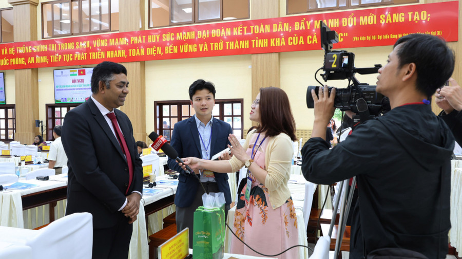 Các tỉnh vùng Tây Nguyên đã phối hợp tổ chức nhiều hoạt động xúc tiến thương mại, thu hút đầu tư. Trong ảnh: Tổng Lãnh sự Ấn Độ tại thành phố Hồ Chí Minh - ông Madan Mohan Sethi, trả lời phỏng vấn về tiềm năng của vùng Tây Nguyên với thị trường Ấn Độ trên 1 tỷ dân Các tỉnh vùng Tây Nguyên đã phối hợp tổ chức nhiều hoạt động xúc tiến thương mại, thu hút đầu tư. Trong ảnh: Tổng Lãnh sự Ấn Độ tại thành phố Hồ Chí Minh - ông Madan Mohan Sethi, trả lời phỏng vấn về tiềm năng của vùng Tây Nguyên với thị trường Ấn Độ trên 1 tỷ dân
