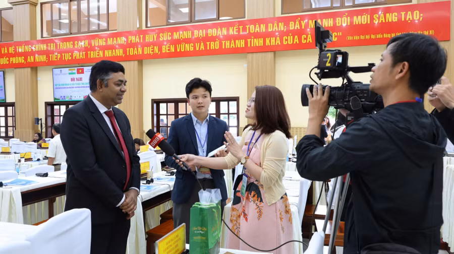 Các tỉnh vùng Tây Nguyên đã phối hợp tổ chức nhiều hoạt động xúc tiến thương mại, thu hút đầu tư. Trong ảnh: Tổng Lãnh sự Ấn Độ tại thành phố Hồ Chí Minh - ông Madan Mohan Sethi, trả lời phỏng vấn về tiềm năng của vùng Tây Nguyên với thị trường Ấn Độ trên 1 tỷ dân