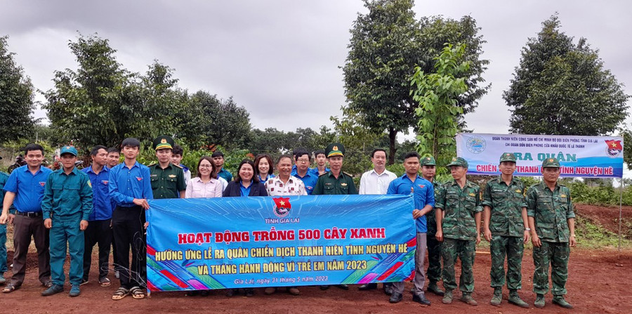 Đoàn viên, thanh niên tham gia trồng 500 cây xanh tại xã Ia Dom (huyện Đức Cơ) hưởng ứng Chiến dịch Thanh niên tình nguyện hè năm 2023. Ảnh: Phan Lài Đoàn viên, thanh niên tham gia trồng 500 cây xanh tại xã Ia Dom (huyện Đức Cơ) hưởng ứng Chiến dịch Thanh niên tình nguyện hè năm 2023. Ảnh: Phan Lài