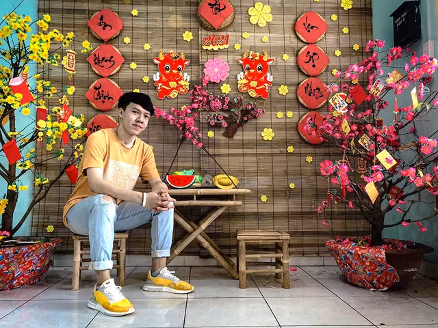 Sengchan Avouy chụp ảnh cùng tiểu cảnh Tết Nguyên đán 2024 ở Ký túc xá dành cho sinh viên Lào tại TP.HCM. ẢNH NVCC