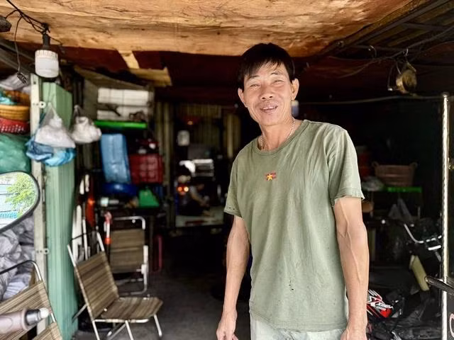 Ông Nguyễn Văn Quang thường giúp người đi đường mỗi khi mưa ngập. ẢNH: DƯƠNG LAN