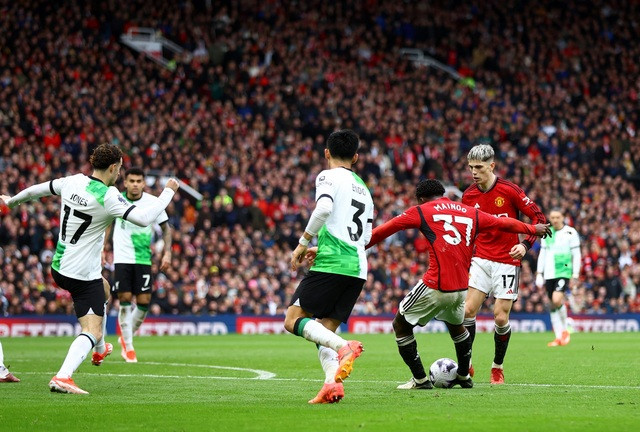 Kobbie Mainoo (37) sút bóng đẳng cấp, ghi bàn nâng tỉ số. Kobbie Mainoo (37) sút bóng đẳng cấp, ghi bàn nâng tỉ số.