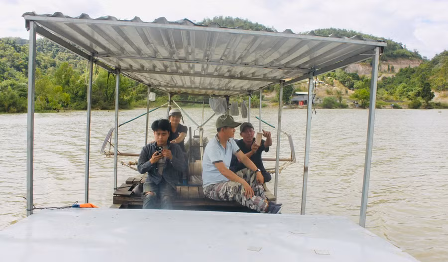 Du khách đi xuồng máy tham quan Thung lũng Hồng. Ảnh: V.C