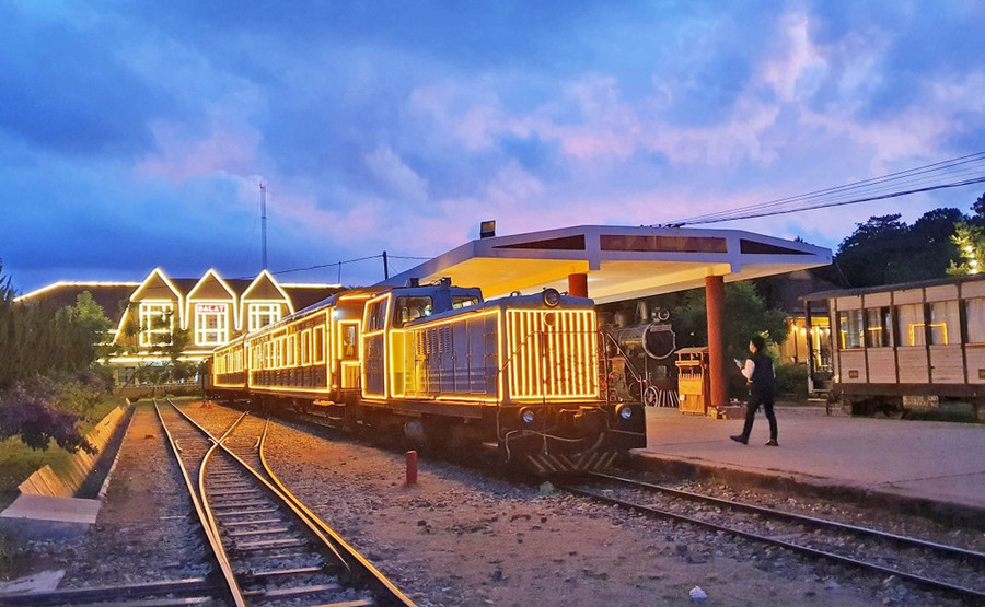 Ga Đà Lạt sáng đèn khi màn đêm dần buông xuống. Ảnh: ĐOÀN KIÊN