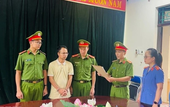 Cơ quan Cảnh sát Điều tra Công an tỉnh Lai Châu công bố các quyết định và lệnh bắt tạm giam bị can Lê Văn Duẩn. Ảnh: TTXVN