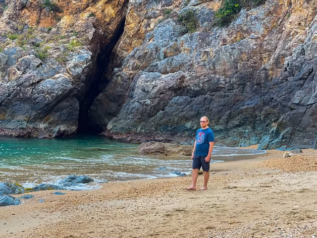 Du khách nước ngoài dạo chơi bên bờ biển ở bán đảo Sơn Trà. Ảnh: Hữu Tú