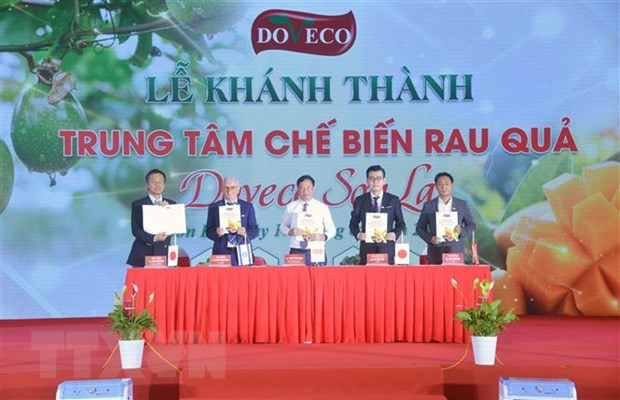 Lễ ký kết tiêu thụ sản phẩm với các công ty, doanh nghiệp nước ngoài với Công ty Cổ phần thực phẩm xuất khẩu Đồng Giao. (Ảnh: Quang Quyết/TTXVN)