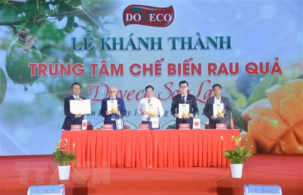 Lễ ký kết tiêu thụ sản phẩm với các công ty, doanh nghiệp nước ngoài với Công ty Cổ phần thực phẩm xuất khẩu Đồng Giao. (Ảnh: Quang Quyết/TTXVN)