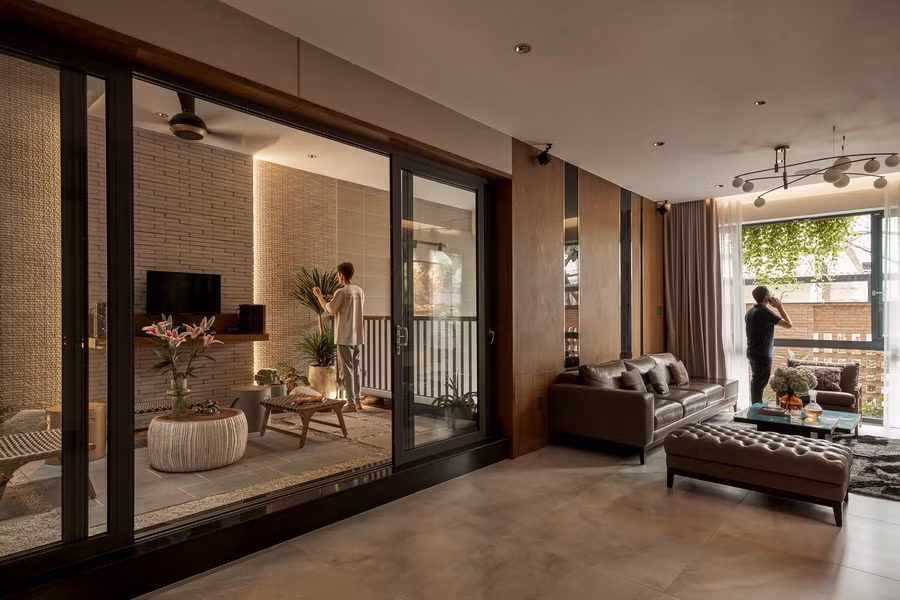 Khu vực sinh hoạt chung của gia đình bao gồm phòng khách, khu vực tiếp khách và nhà bếp được bố trí ở tầng một. Tường gạch không được chọn để phân chia phòng mà thay vào đó là những bức tường kính được sử dụng.