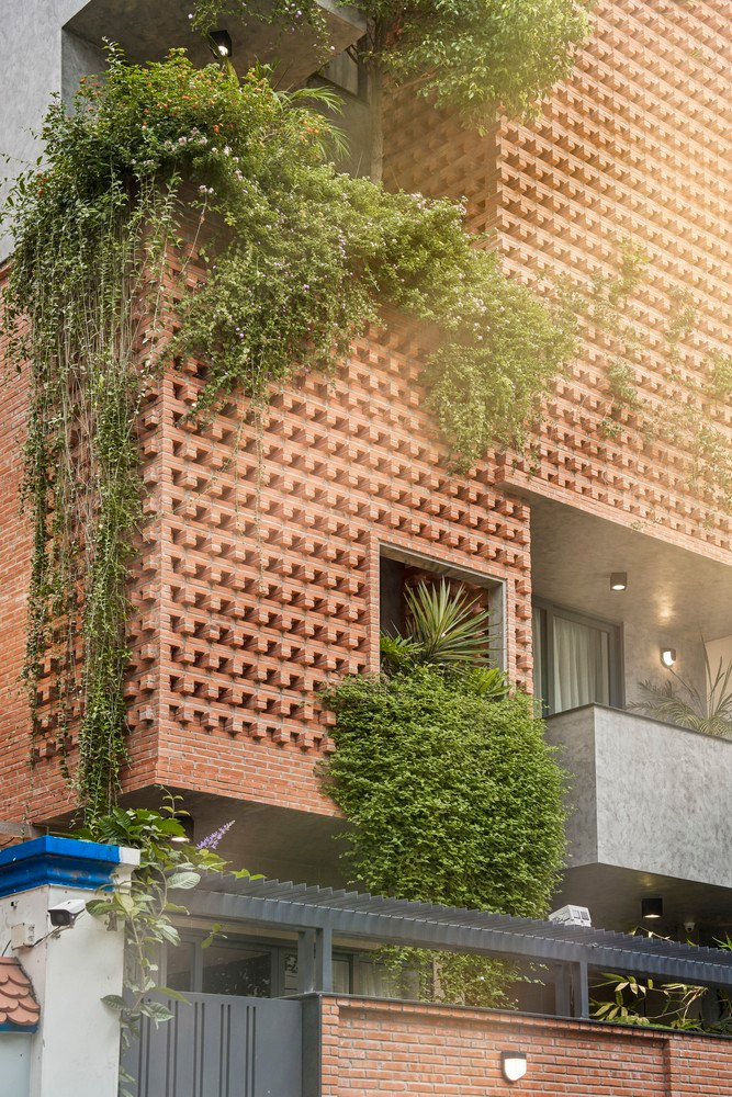 Để ngăn bụi và tiếng ồn, cây xanh được bố trí thành “tấm khiên” dọc ban công và hành lang.