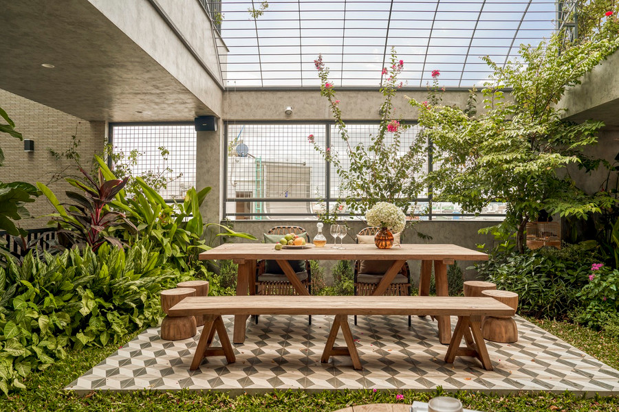 Cửa kính trượt ngăn chia không gian bên trong với môi trường bên ngoài mang lại cảm giác thoáng đãng, rộng lớn và gần gũi với thiên nhiên. Tùy thuộc vào thời gian trong ngày, ánh sáng xuyên qua bức tường gạch tạo ra một chuyển động hấp dẫn.