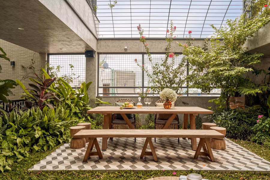 Cửa kính trượt ngăn chia không gian bên trong với môi trường bên ngoài mang lại cảm giác thoáng đãng, rộng lớn và gần gũi với thiên nhiên. Tùy thuộc vào thời gian trong ngày, ánh sáng xuyên qua bức tường gạch tạo ra một chuyển động hấp dẫn.