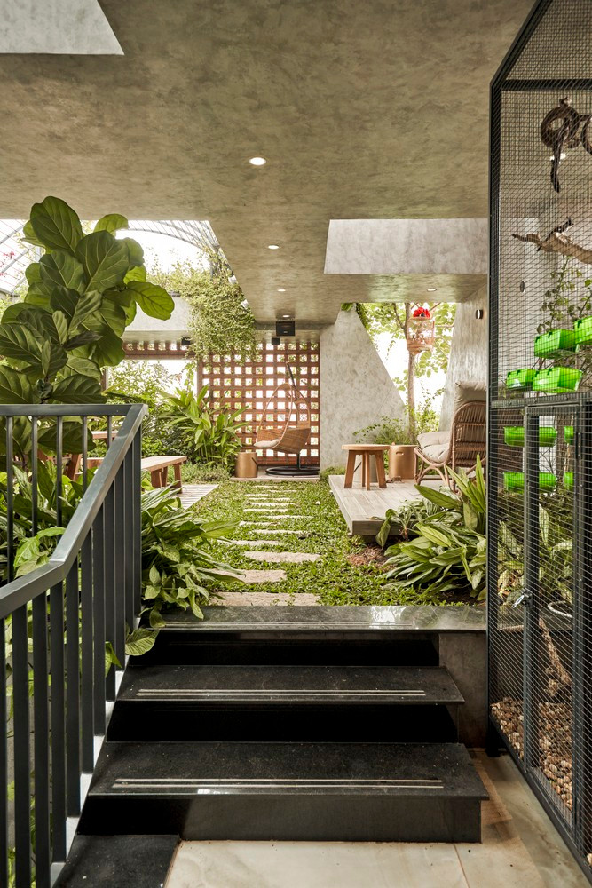 Khu vườn rộng 45m2 này có sàn hai lớp phủ vải địa kỹ thuật chống thấm. Cỏ được trồng trong lớp đất cao 15cm. Các loại cây xanh được sử dụng trong dự án để giữ cho ngôi nhà luôn sống động, có ưu điểm là dễ trồng và duy trì.