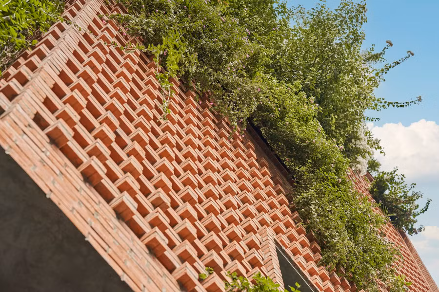 Để đáp ứng yêu cầu của gia chủ, kiến trúc sư cho 25.000 viên gạch so le để ốp mặt tiền của ngôi nhà 5 tầng, giúp tạo ra vô số “lỗ thở” và cản gió, luồng không khí cũng như ánh nắng gay gắt chiếu vào không gian bên trong.