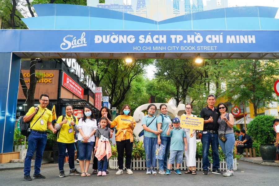 Hướng dẫn viên Vietravel đưa khách trải nghiệm tour đi bộ tham quan TPHCM. Hướng dẫn viên Vietravel đưa khách trải nghiệm tour đi bộ tham quan TPHCM.