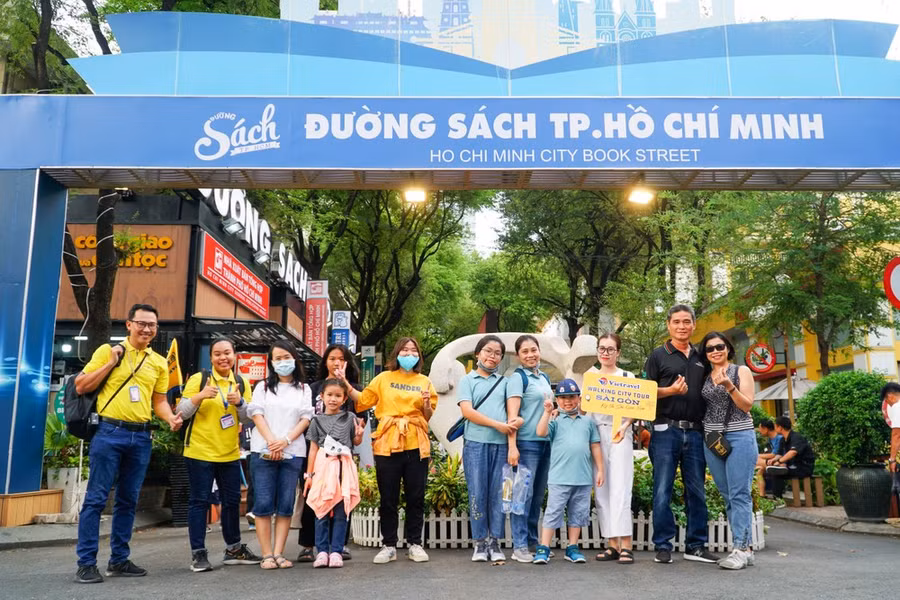 Hướng dẫn viên Vietravel đưa khách trải nghiệm tour đi bộ tham quan TPHCM.