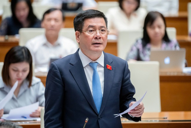 Bộ trưởng Công Thương Nguyễn Hồng Diên trả lời chất vấn