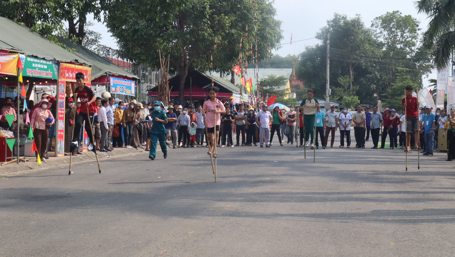 Các đơn vị tham gia môn thể thao truyền thống dân tộc đi cà kheo. Ảnh: QĐ Các đơn vị tham gia môn thể thao truyền thống dân tộc đi cà kheo. Ảnh: QĐ