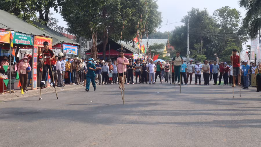 Các đơn vị tham gia môn thể thao truyền thống dân tộc đi cà kheo. Ảnh: QĐ