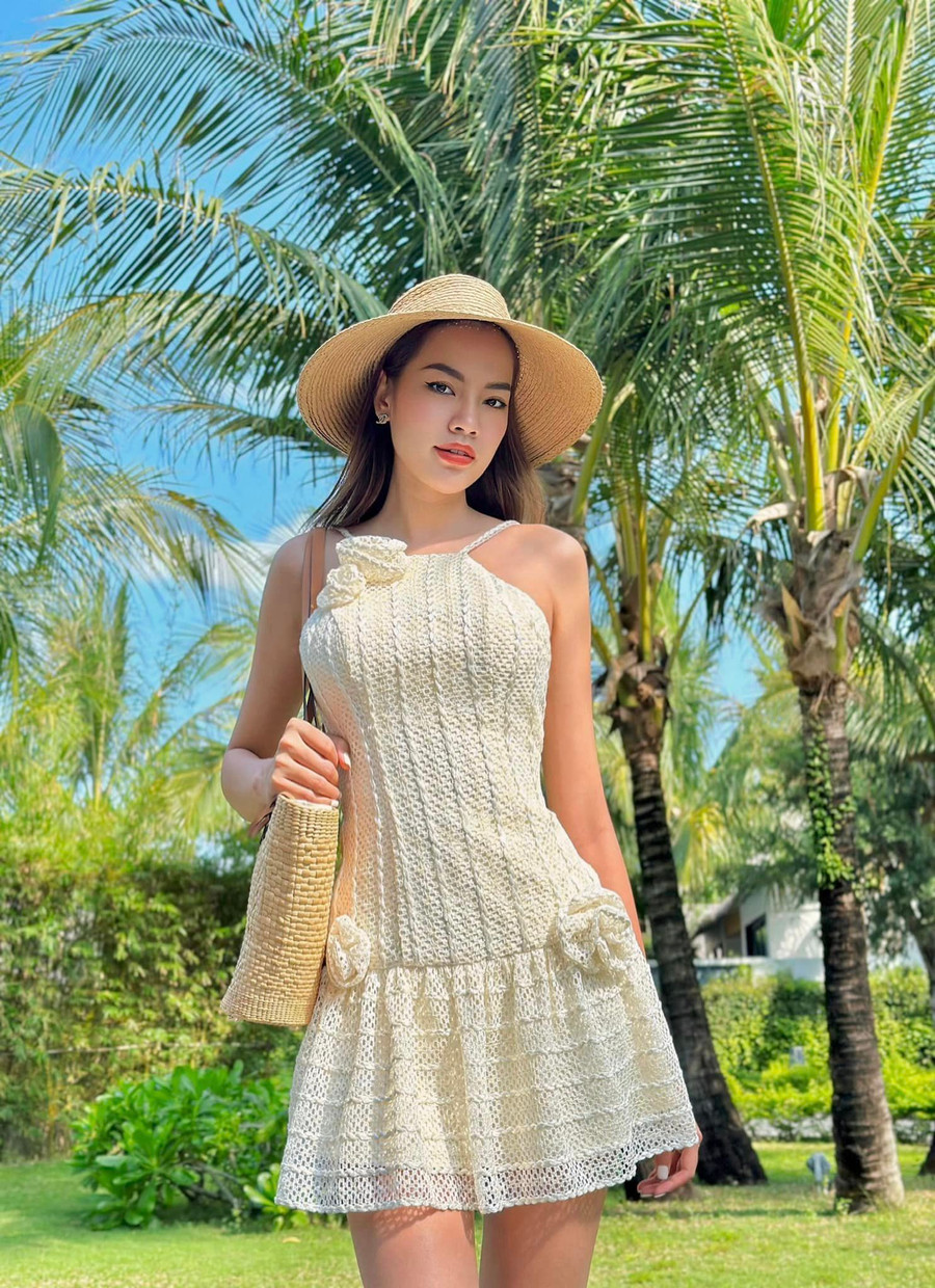 Ngoài đời, Lê Hoàng Phương thích mặc váy áo nhẹ nhàng, nữ tính. Những gam màu trắng, be thường được cô sử dụng khi xuống phố. Ngoài đời, Lê Hoàng Phương thích mặc váy áo nhẹ nhàng, nữ tính. Những gam màu trắng, be thường được cô sử dụng khi xuống phố.