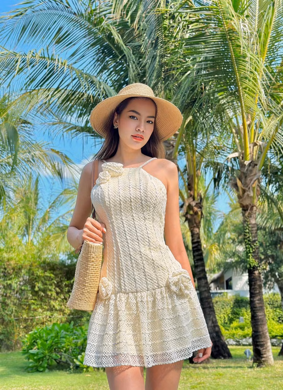 Ngoài đời, Lê Hoàng Phương thích mặc váy áo nhẹ nhàng, nữ tính. Những gam màu trắng, be thường được cô sử dụng khi xuống phố.