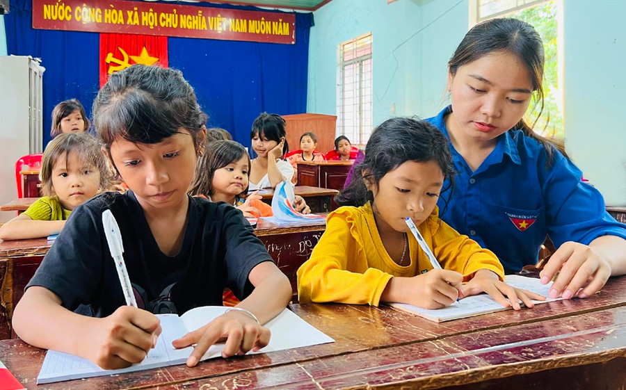 Chị H'Hân tận tình hướng dẫn thiếu nhi ở làng môn Toán và tiếng Việt trong dịp hè. Ảnh: Phan Lài Chị H'Hân tận tình hướng dẫn thiếu nhi ở làng môn Toán và tiếng Việt trong dịp hè. Ảnh: Phan Lài