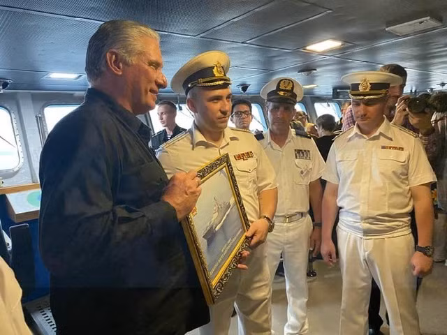 Chủ tịch Cuba Miguel Diaz-Canel đăng trên mạng xã hội X hình ảnh ông tới thăm tàu chiến Nga đang neo đậu tại Havana. Ảnh: Miguel Diaz-Canel/X