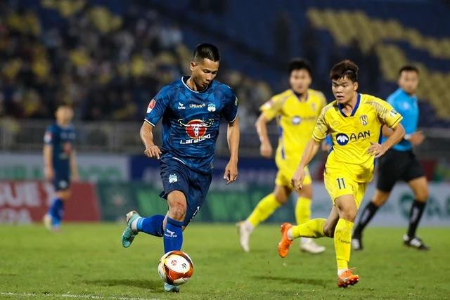 A Hoàng (trái), một trong những cầu thủ thuộc lò đào tạo trẻ của HAGL. Ảnh: MINH TÚ