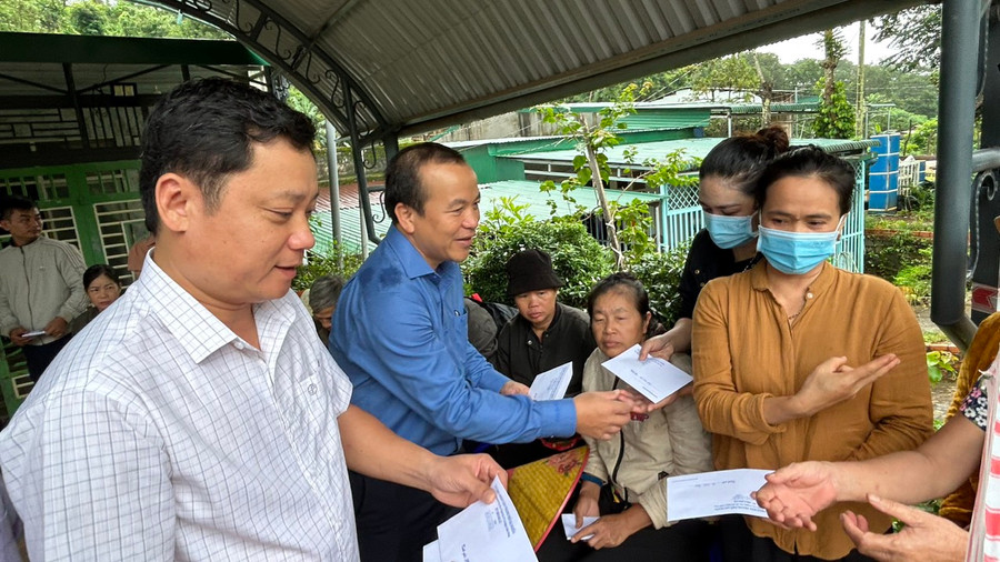 Thành ủy TP Gia Nghĩa hỗ trợ mỗi hộ dân tại khu vực sạt lở số tiền 3 triệu đồng