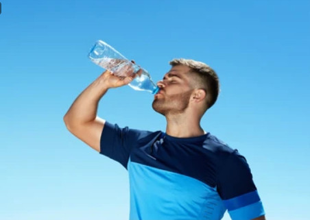 Dù không cảm thấy khát, bạn bắt buộc phải uống đủ nước, nhất là khi tập thể dục. Ảnh: Shutterstock