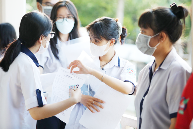 Thêm một lý do khiến 360.000 thí sinh không đăng ký xét tuyển ĐH - Ảnh 1. Theo số liệu của Bộ GD-ĐT, có hơn 662.000 TS đã nhập nguyện vọng đăng ký xét tuyển trong tổng số 1.024.063 TS đăng ký dự thi tốt nghiệp THPT 2023. Ảnh: NGỌC DƯƠNG