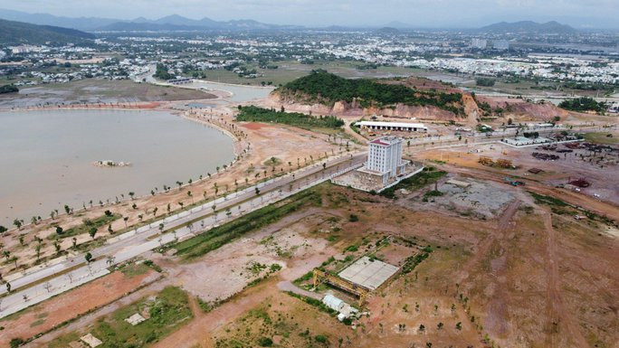 Sau 8 năm triển khai, hiện chỉ có trụ sở làm việc của Cục Thuế tỉnh Bình Định là công trình duy nhất trong khu đô thị này đã hoàn thành đưa vào sử dụng Sau 8 năm triển khai, hiện chỉ có trụ sở làm việc của Cục Thuế tỉnh Bình Định là công trình duy nhất trong khu đô thị này đã hoàn thành đưa vào sử dụng