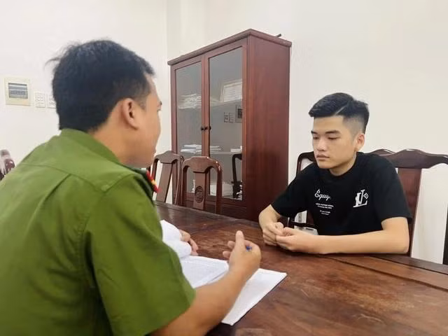 Công an lấy lời khai của Trần Nhật Sang. Ảnh B.T