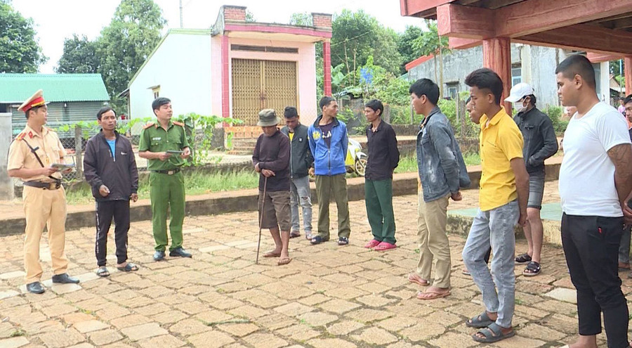 Lực lượng Cảnh sát Giao thông Công an huyện Mang Yang tuyên truyền, vận động thanh niên người dân tộc thiểu số chấp hành quy định pháp luật về giao thông. Ảnh: T.D