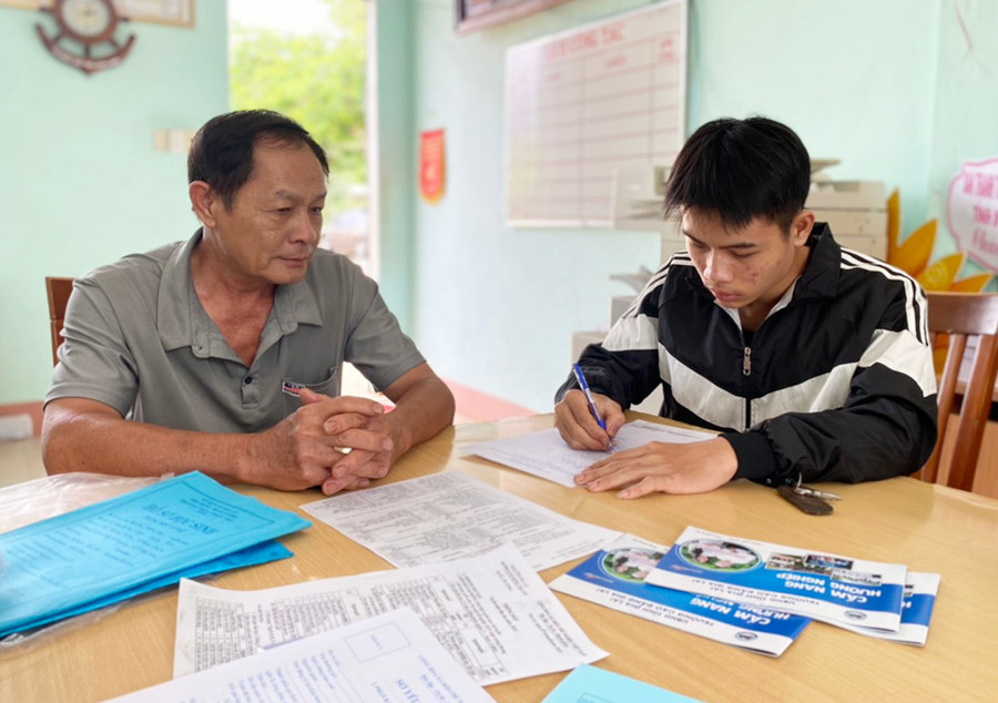 Em Ngô Hà Trung Tính (tổ 5, phường Trà Bá, TP. Pleiku) cùng người thân đăng ký hồ sơ học tại Trường Cao đẳng Gia Lai. Ảnh: N.T Em Ngô Hà Trung Tính (tổ 5, phường Trà Bá, TP. Pleiku) cùng người thân đăng ký hồ sơ học tại Trường Cao đẳng Gia Lai. Ảnh: N.T