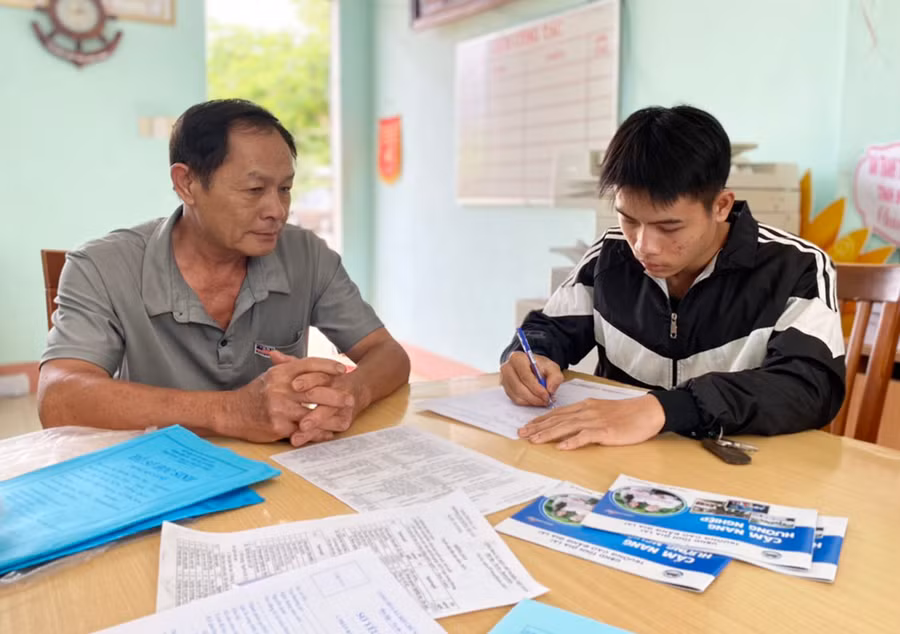 Em Ngô Hà Trung Tính (tổ 5, phường Trà Bá, TP. Pleiku) cùng người thân đăng ký hồ sơ học tại Trường Cao đẳng Gia Lai. Ảnh: N.T