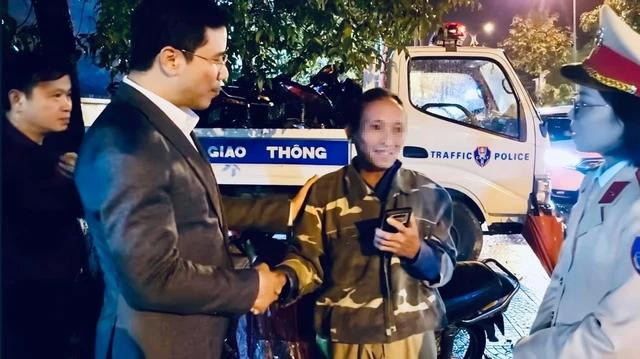 Giám đốc Công an tỉnh Hà Tĩnh nhắc nhở bác thợ xây không được uống rượu bia khi lái xe. Ảnh: TÂN KỲ