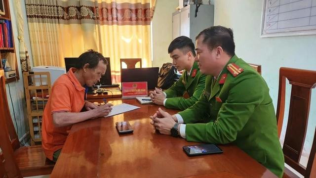 Công an xã Tân Lâm Hương mời bác thợ xây lên làm việc. Ảnh: PHẠM ĐỨC