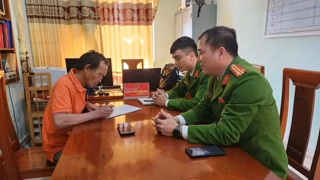 Công an xã Tân Lâm Hương mời bác thợ xây lên làm việc. Ảnh: PHẠM ĐỨC