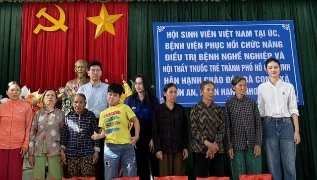 Hoa hậu Ý Nhi (bìa phải) cùng đại diện SVAU tặng quà cho người dân TX.An Nhơn. Ảnh ĐOÀN NHƠN PHONG