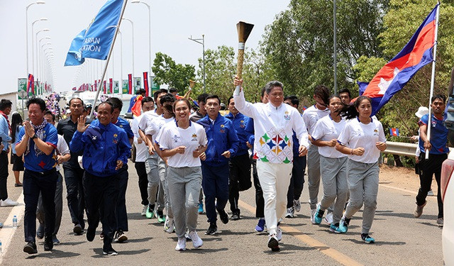 Sau hành trình vòng quanh Đông Nam Á, ngọn đuốc SEA Games 32 trở vè Campuchia ngày 27/4. Sau hành trình vòng quanh Đông Nam Á, ngọn đuốc SEA Games 32 trở vè Campuchia ngày 27/4.