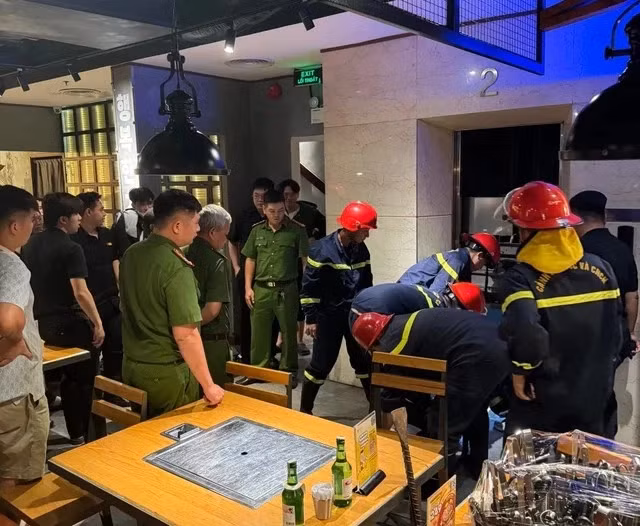 Lực lượng chức năng có mặt tại hiện trường xử lý vụ kẹt thang máy ở Q.5, TP.HCM. Ảnh CTV