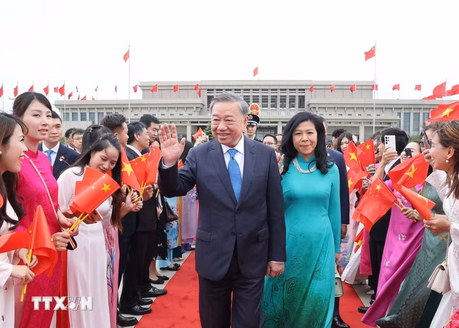 Lễ tiễn Tổng Bí thư, Chủ tịch nước Tô Lâm và Phu nhân tại Sân bay quốc tế Bắc Kinh. (Ảnh: Trí Dũng/TTXVN)